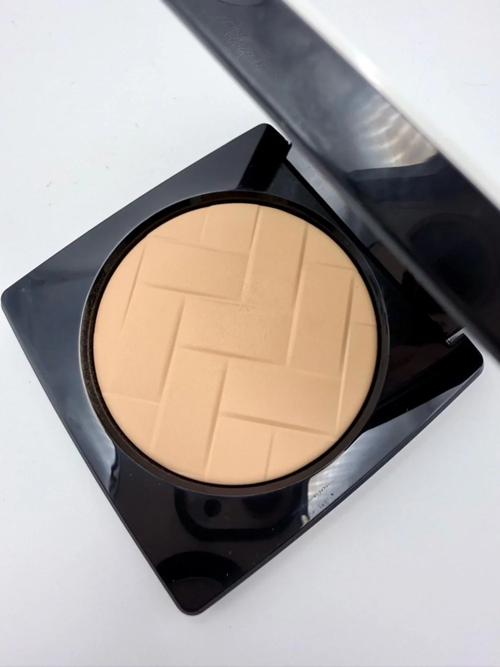 Bobbi Brown Vitamin Enriched Pressed Powder in shade NEUTRAL